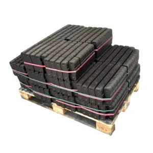 Briquettes sombres cerclées sur palette