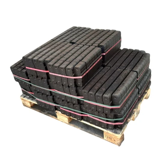 Briquettes sombres cerclées sur palette