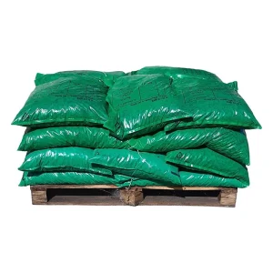 Sacs verts empilés sur palette