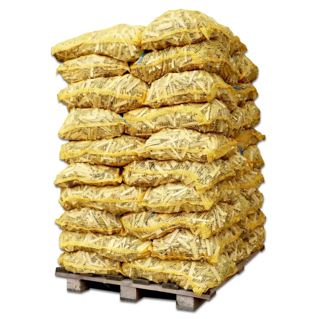 Filets de petit bois empilés sur palette