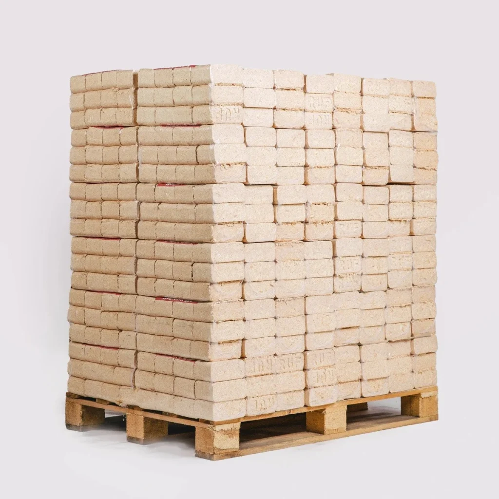 Briquettes rectangulaires empilées sur palette
