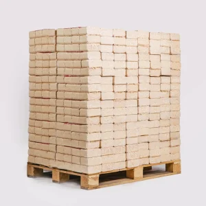 Briquettes rectangulaires empilées sur palette