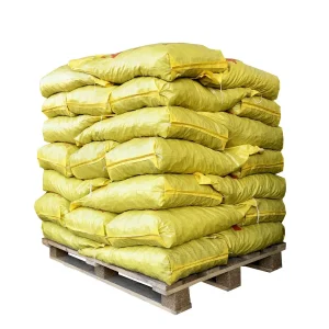 Sacs jaunes empilés sur une palette