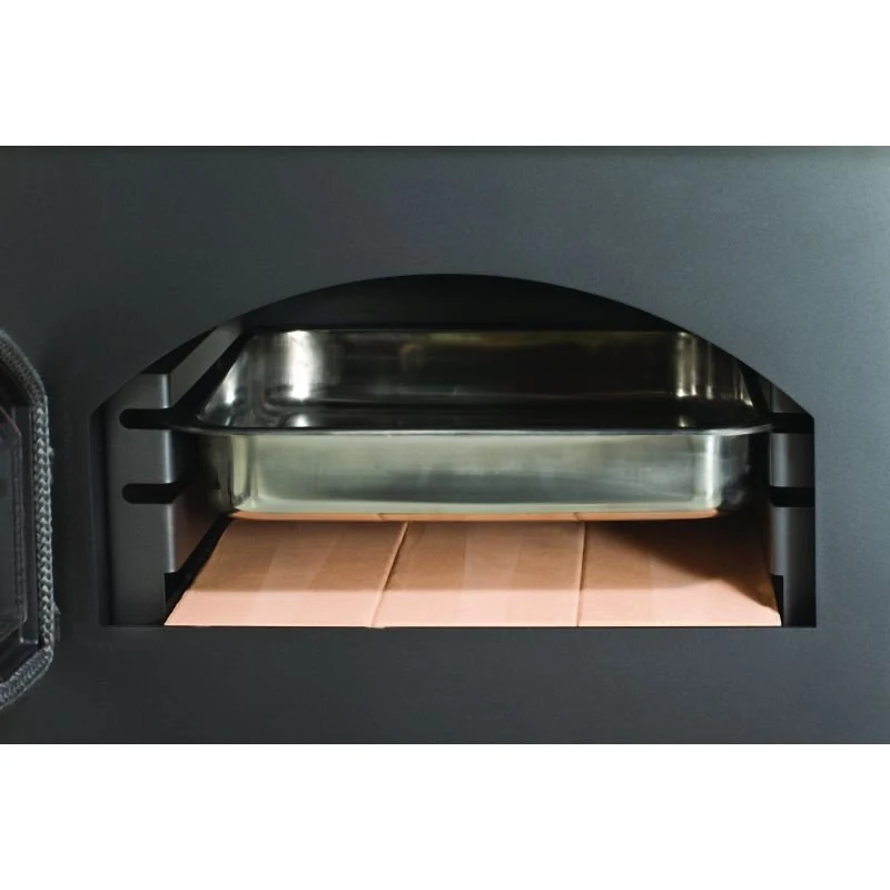 Intérieur du four avec plat